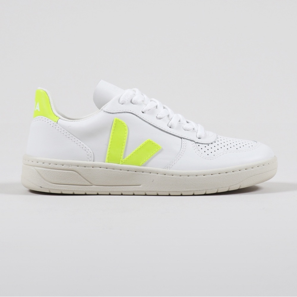 Veja Women’s V-10 Leather Shoes, size 38